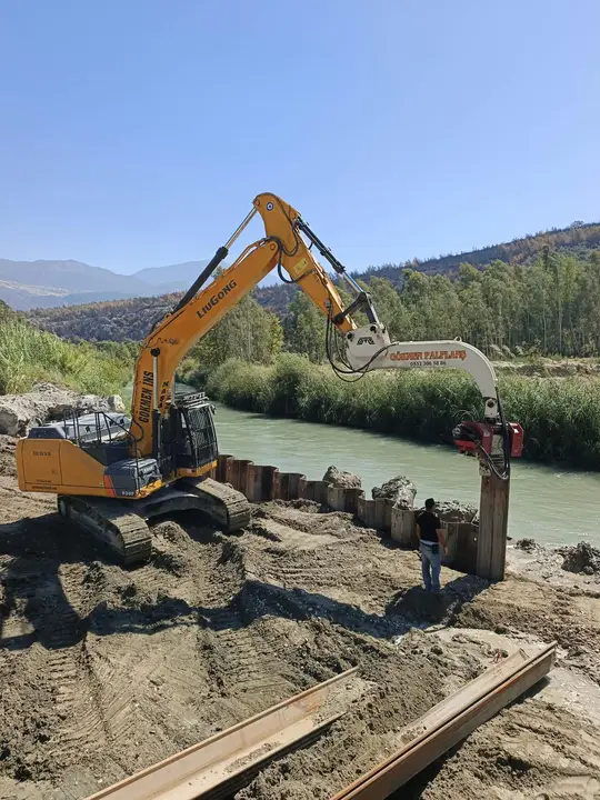 Çanakkale Palplanş: dere kenarında palplanş çakımı