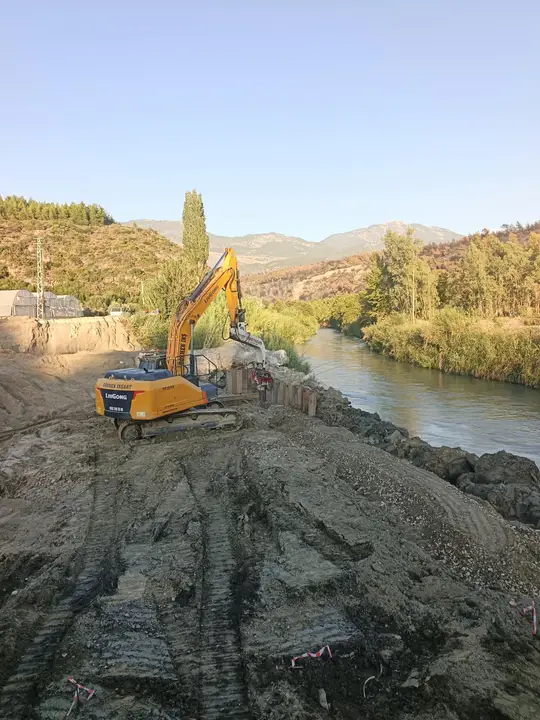 Çanakkale Palplanş: dere yatağında palplanş tahkimatı
